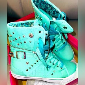 STUDDED SUGAR RUSH SNEAKER COLOR: ( MINT AQUA)